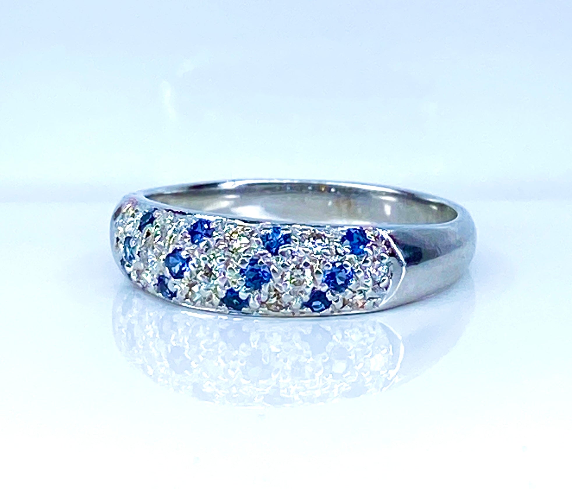 Bague Jonc en or blanc , saphirs et diamants