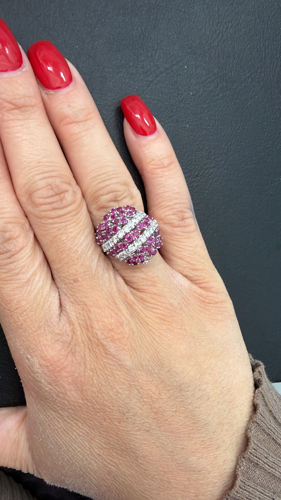 Bague Cocktail en or blanc, rubis et diamants