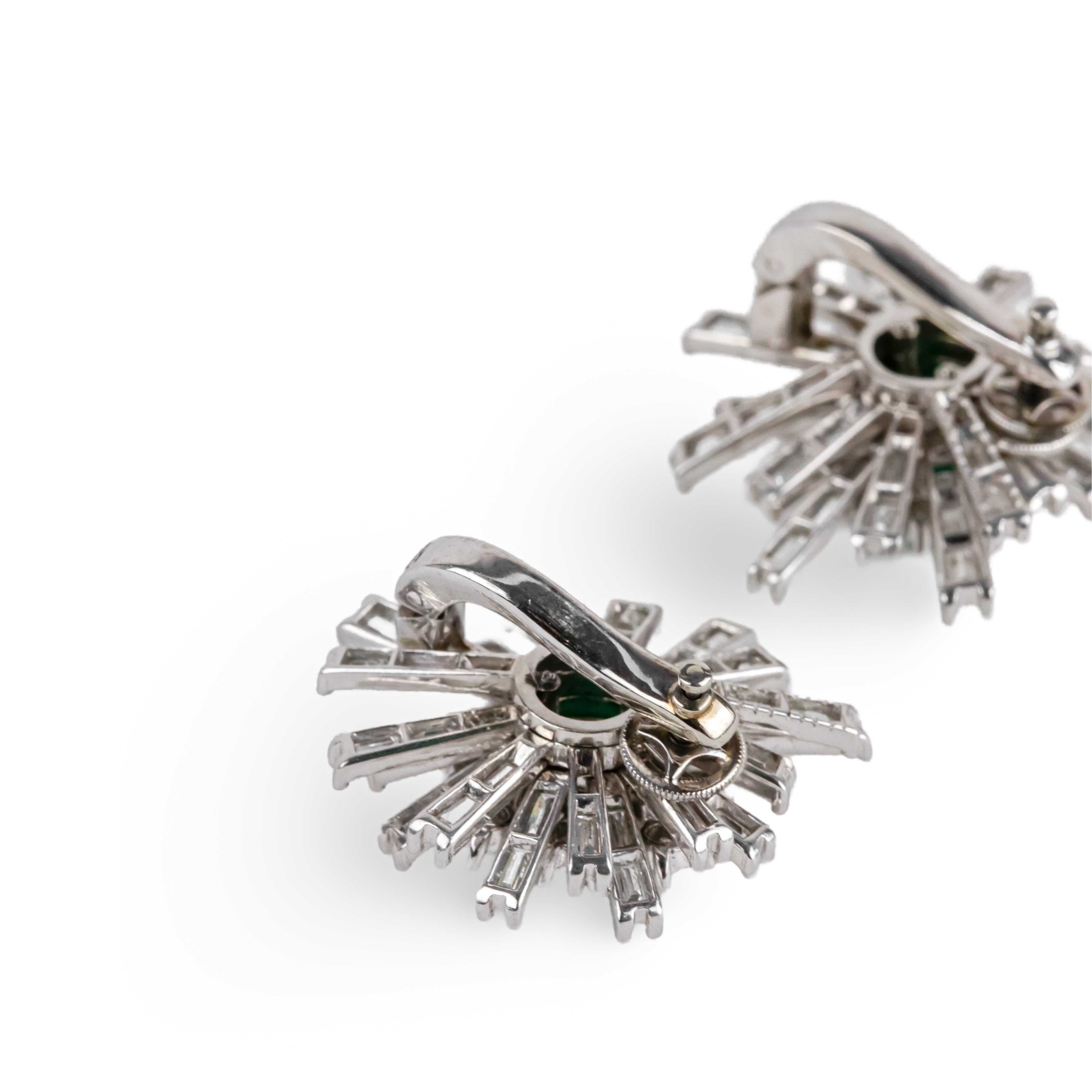 Boucles d'oreilles Clip en or blanc, platine, émeraudes de Colombie et diamants