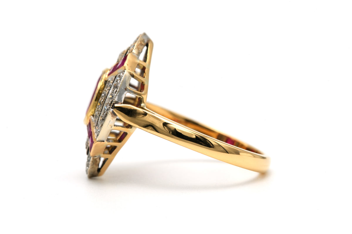 Bague Marquise en or jaune, rubis et diamants
