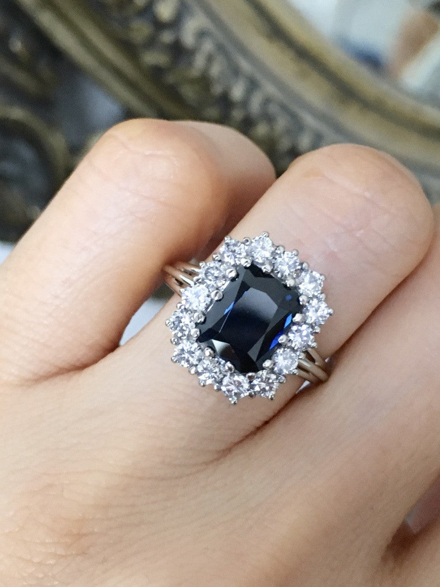 Bague Entourage en or blanc, saphir, et diamants