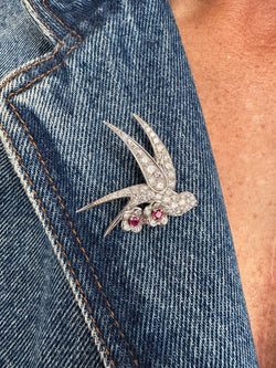 Broche "Oiseau posé sur deux fleurs" en or blanc et platine
