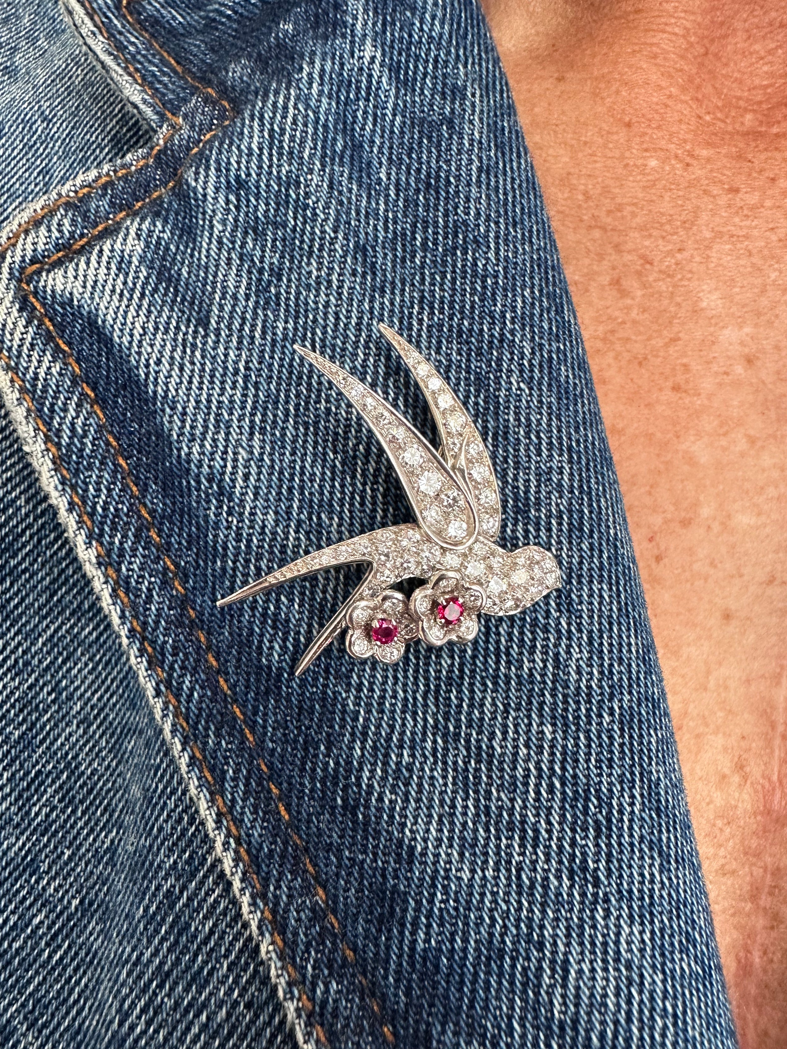 Broche "Oiseau posé sur deux fleurs" en or blanc et platine
