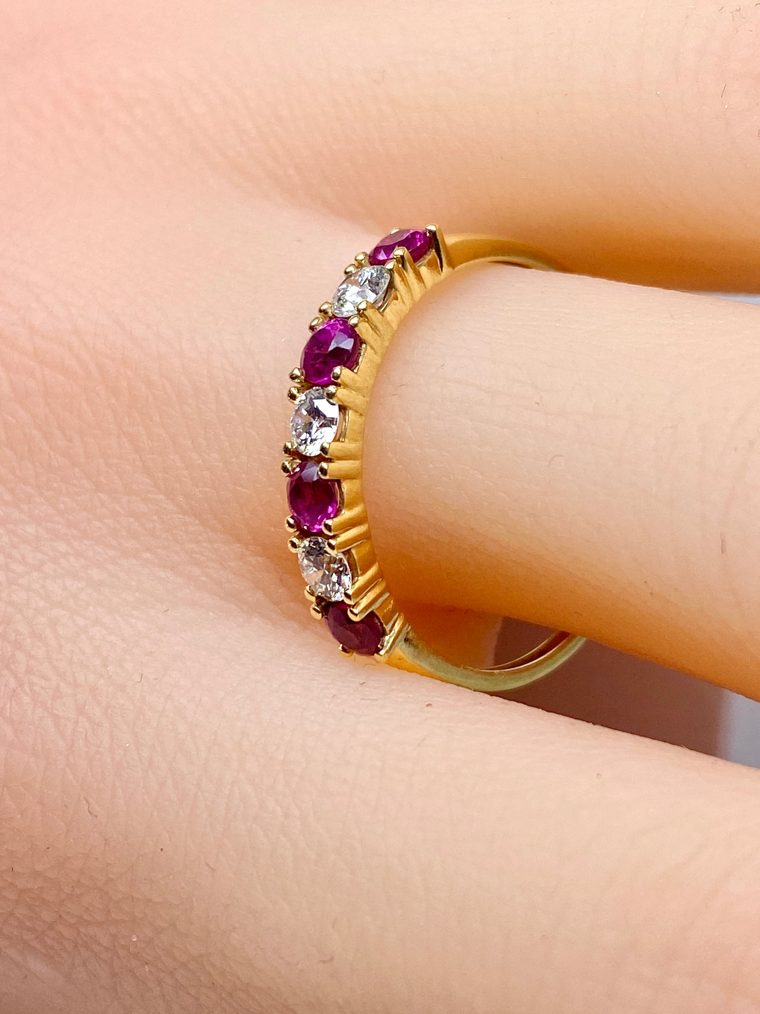 Bague Alliance en or jaune, rubis et diamants