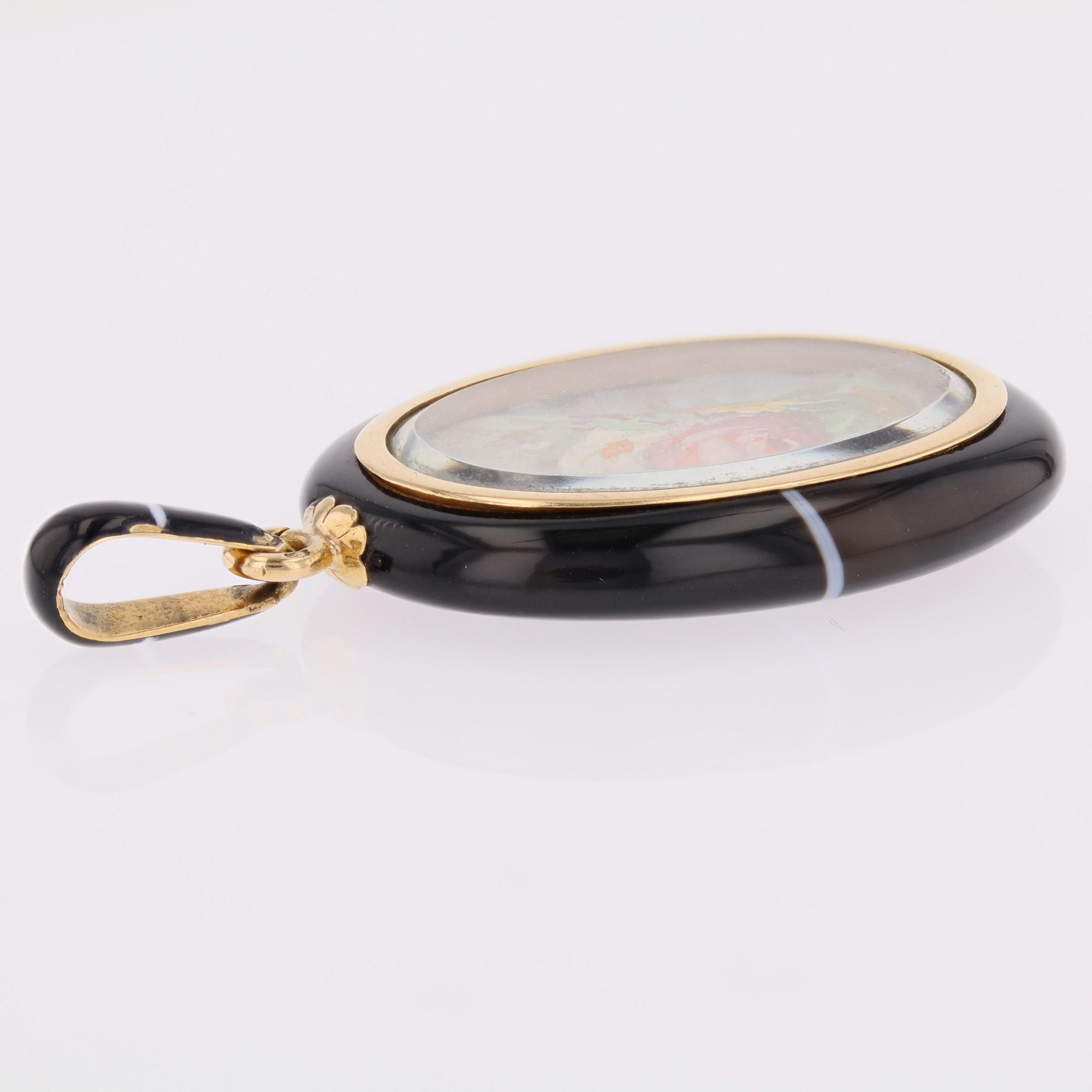 Pendentif en or jaune, émail et agate