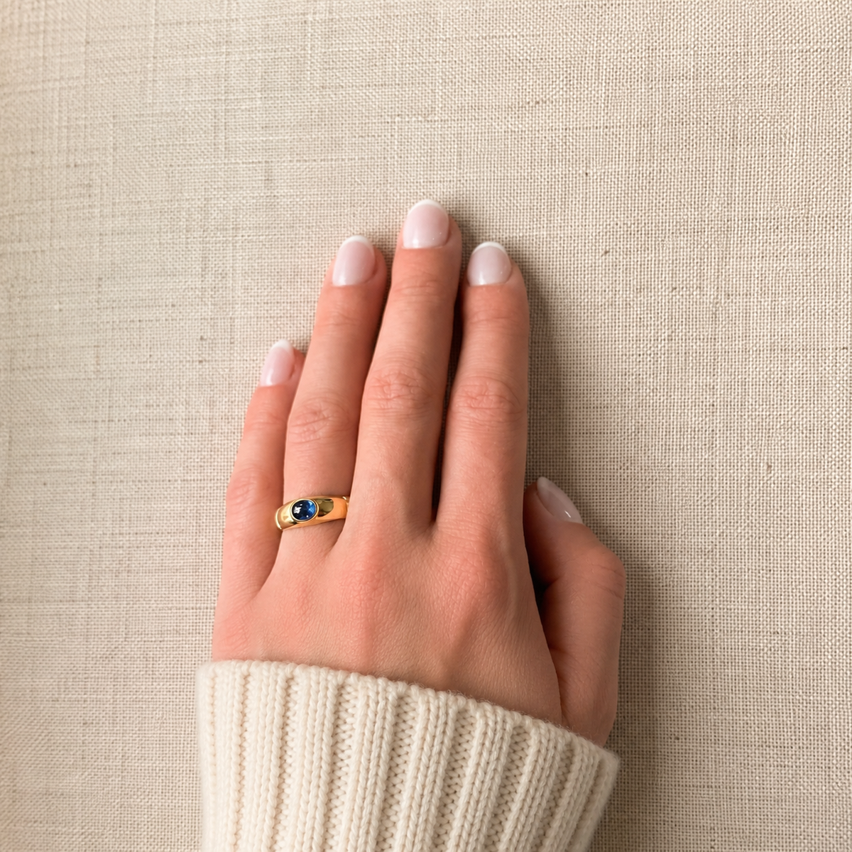 Bague Jonc en or jaune et saphir