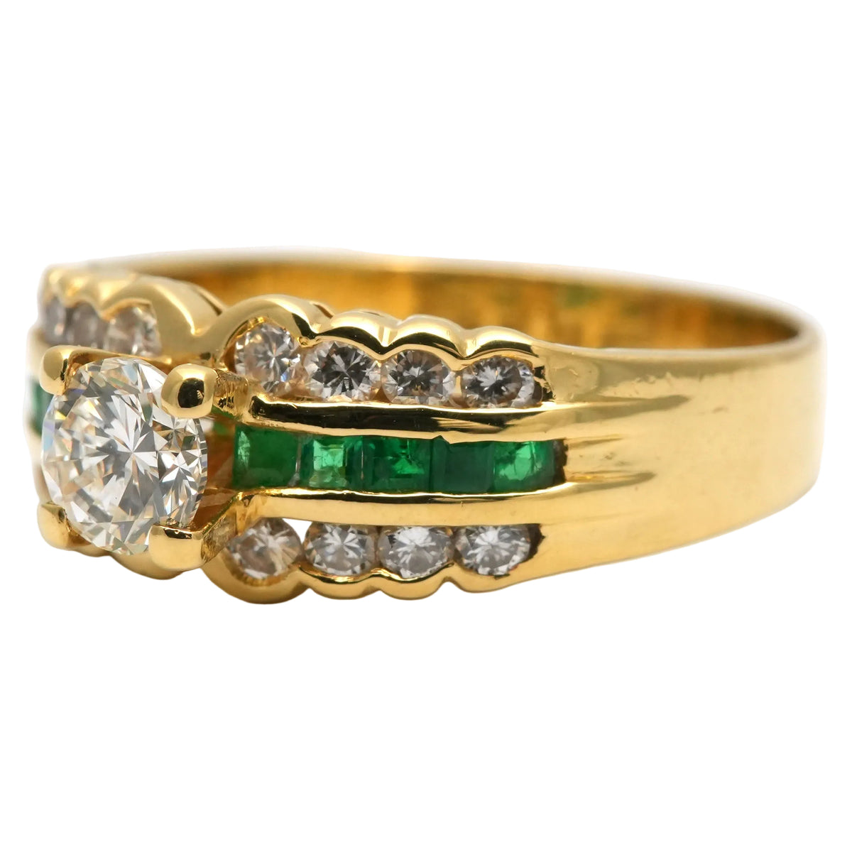 Bague Bandeau en or jaune, émeraudes et diamants