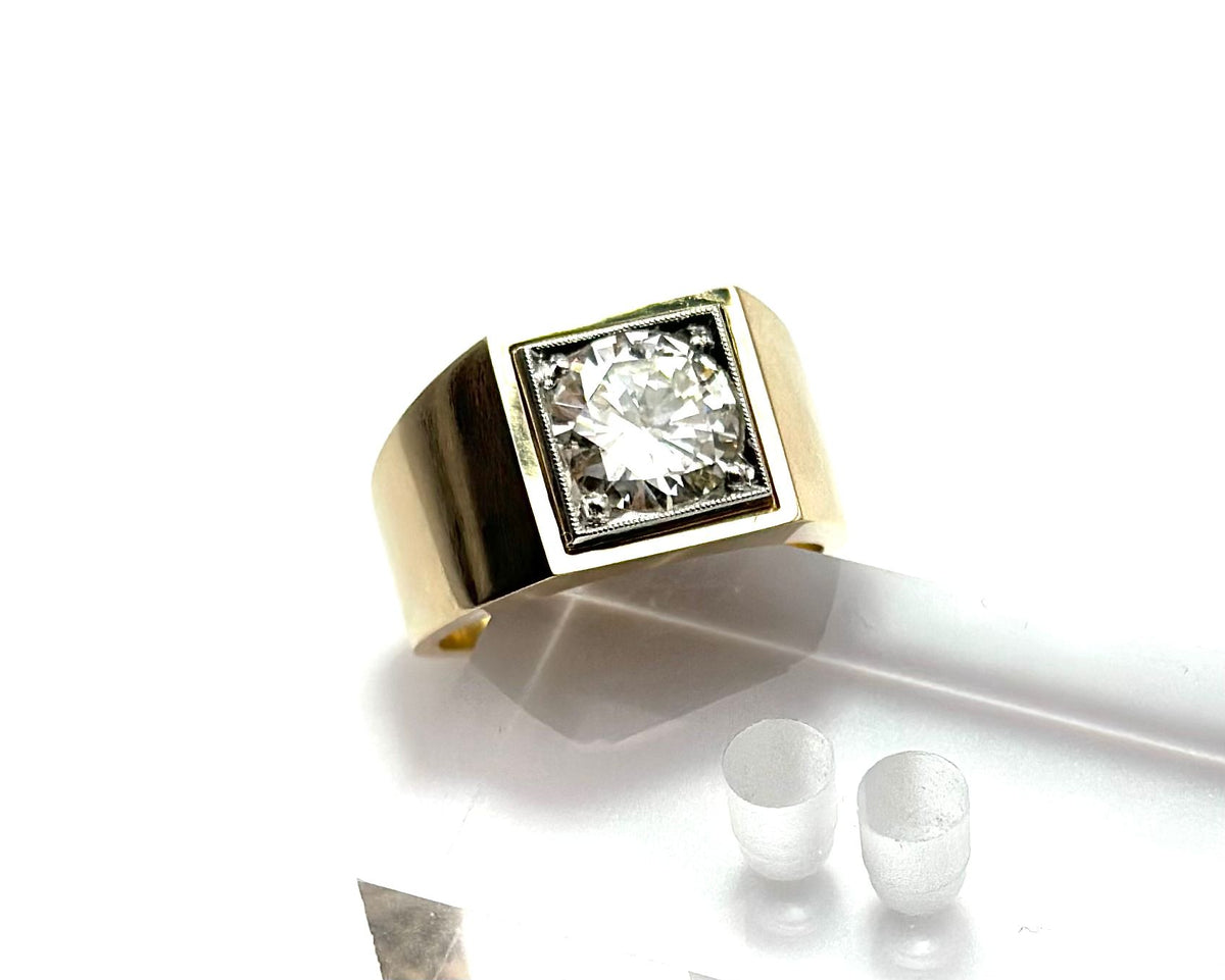 Bague Chevalière en or jaune, platine et diamants