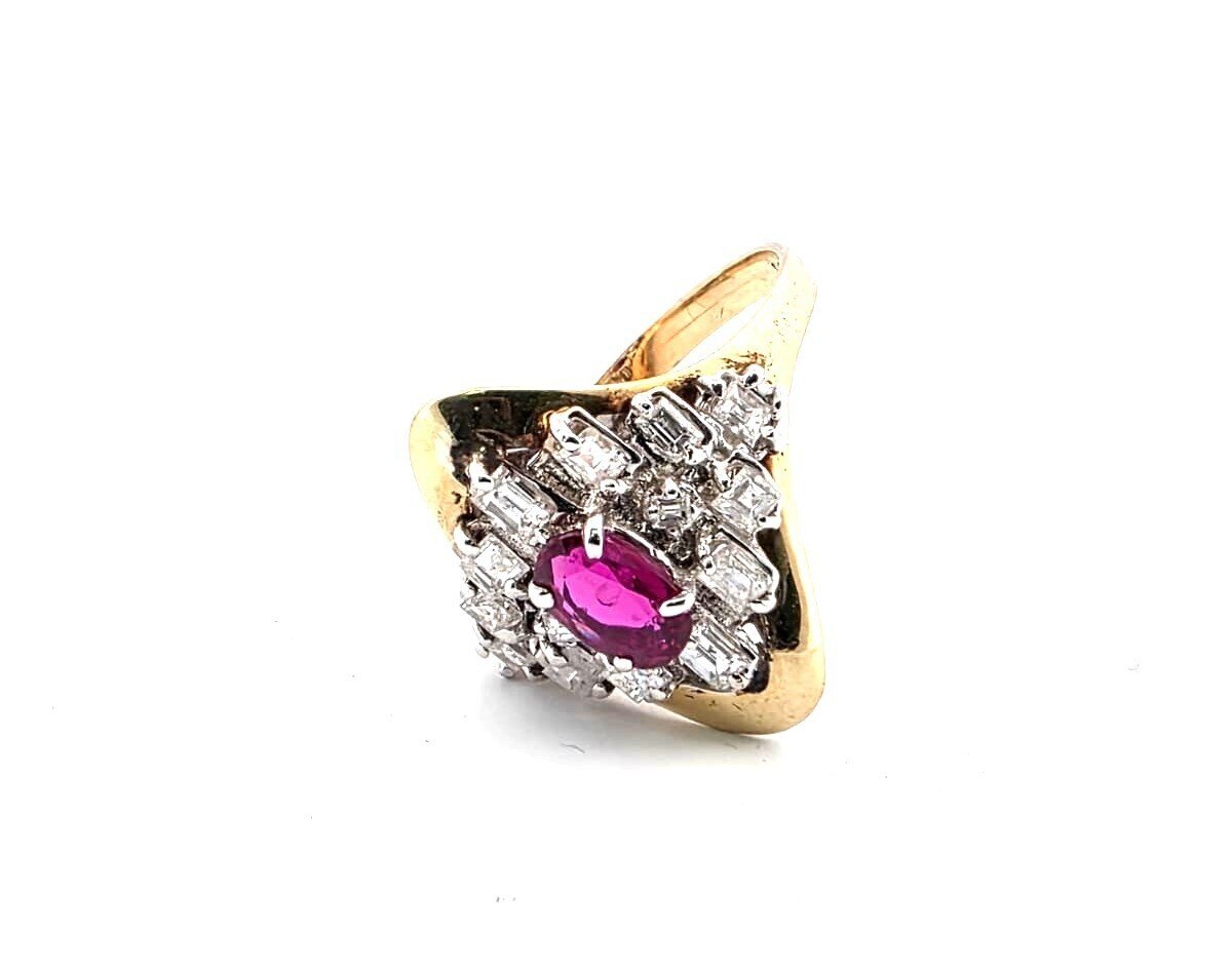 Anello in oro giallo 18 kt con rubino centrale e diamanti a contorno