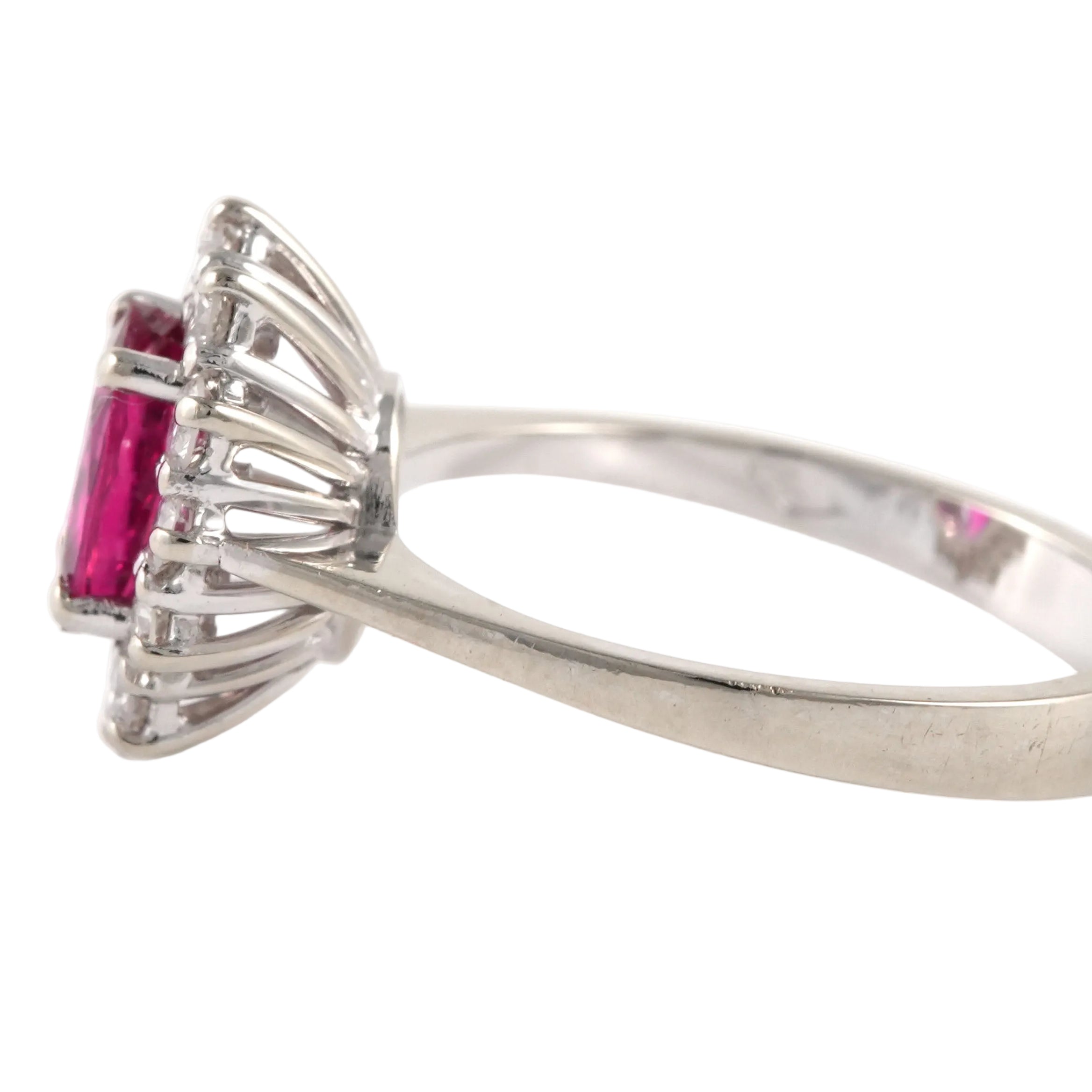Bague Entourage en or blanc, rubis et diamants