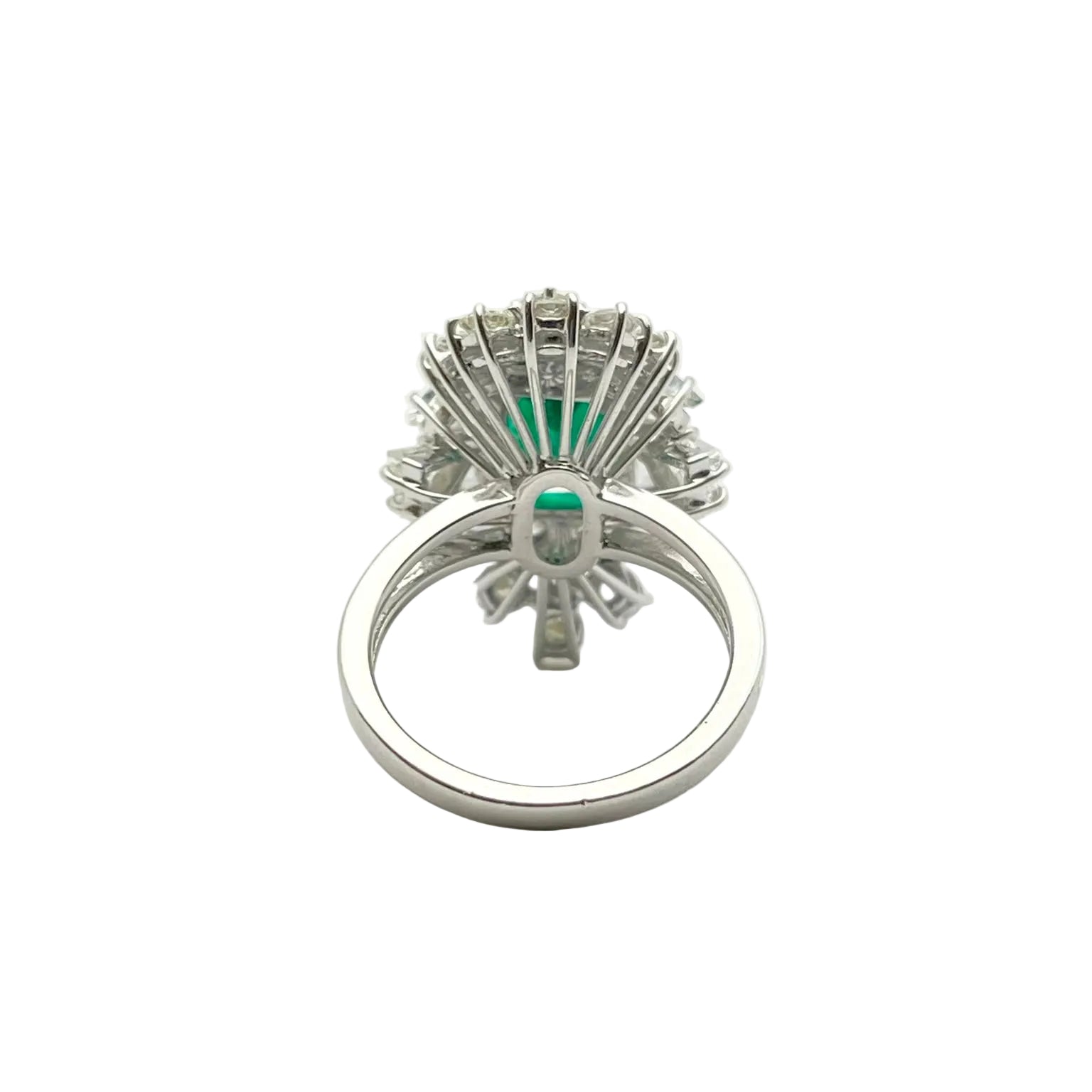 Bague Entourage en or blanc, émeraude et diamants