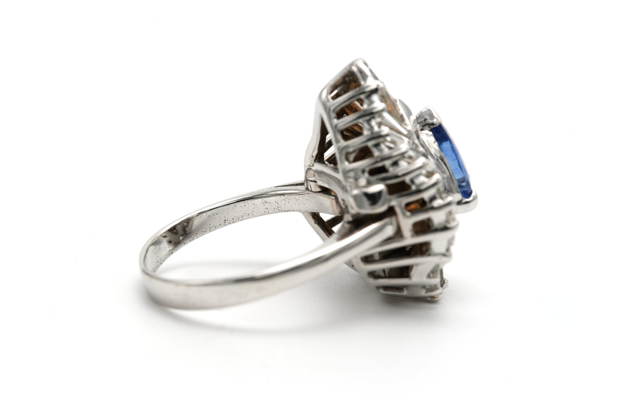Bague Entourage en or blanc, saphir et diamants