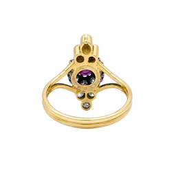 Bague Marquise en or jaune, rubis et diamants