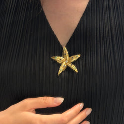 Broche BOUCHERON en or jaune, émeraudes, saphirs et diamant