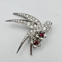 Broche "Oiseau posé sur deux fleurs" en or blanc et platine