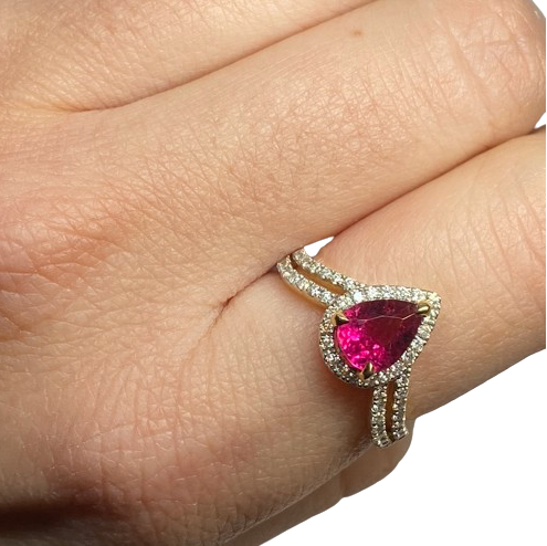 Bague Entourage en or jaune, rubellite tourmaline et diamants