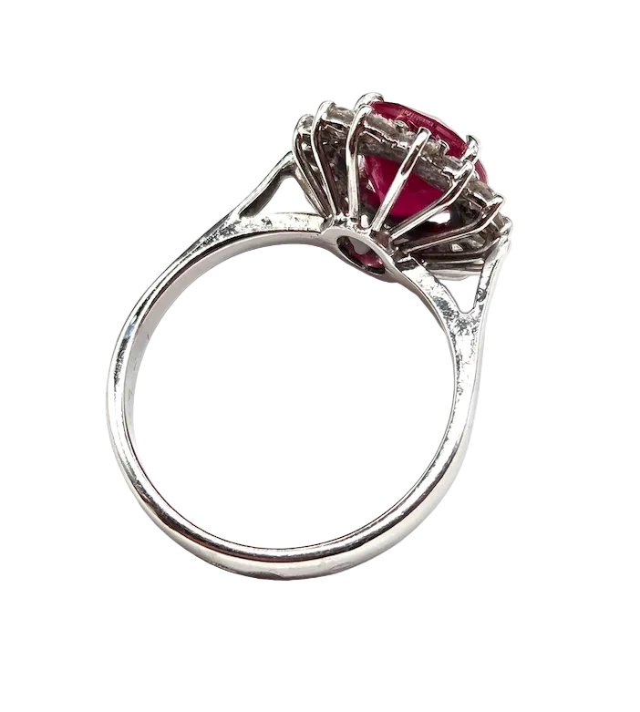 Bague Entourage en or blanc, rubis et diamants