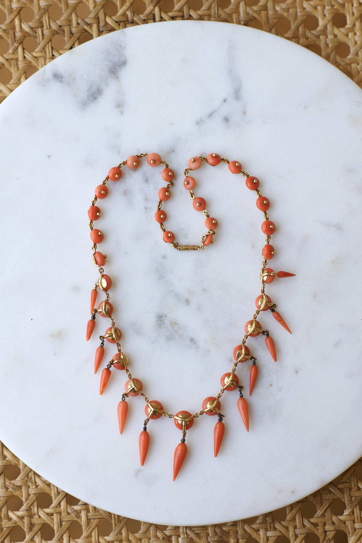 Parure Collier, boucles d'oreilles et bague en or jaune, argent, corail et diamants