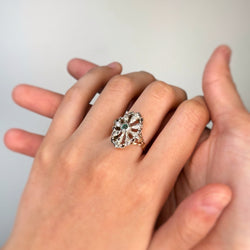 Bague en or jaune, argent, émeraude et diamants