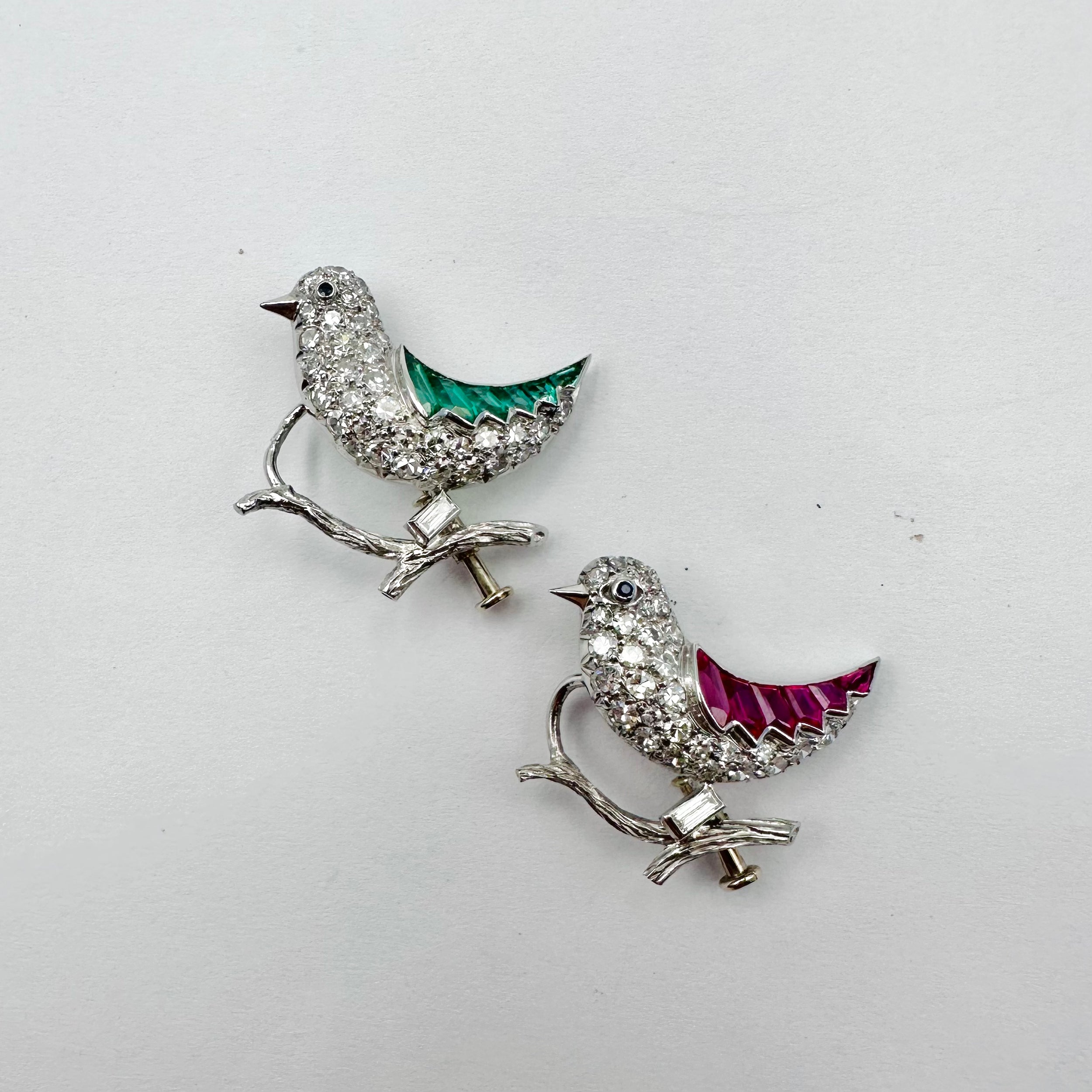 Deux broches "Oiseaux" en or blanc et platine