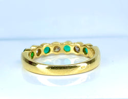 Bague Alliance en or jaune, émeraudes et diamants