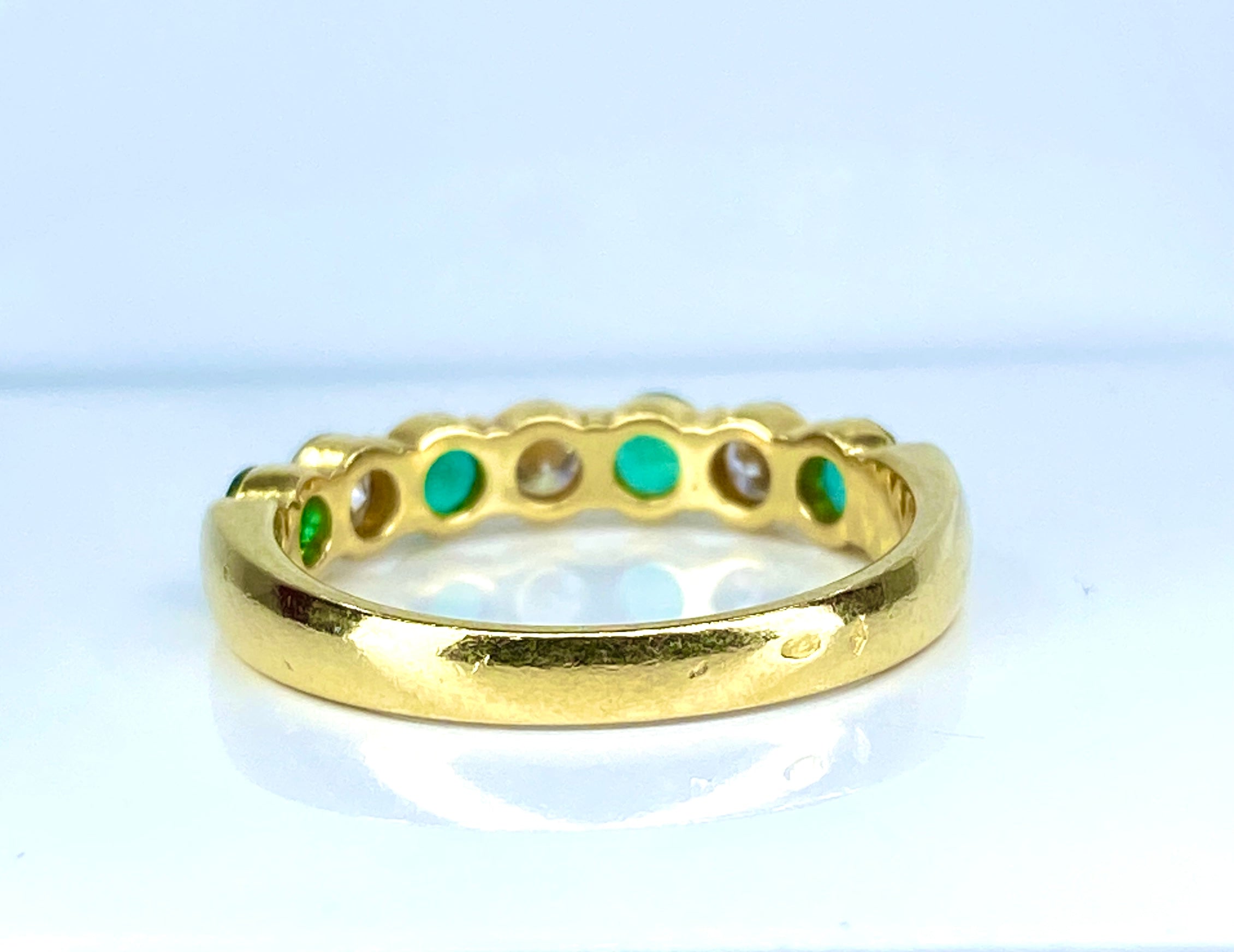 Bague Alliance en or jaune, émeraudes et diamants