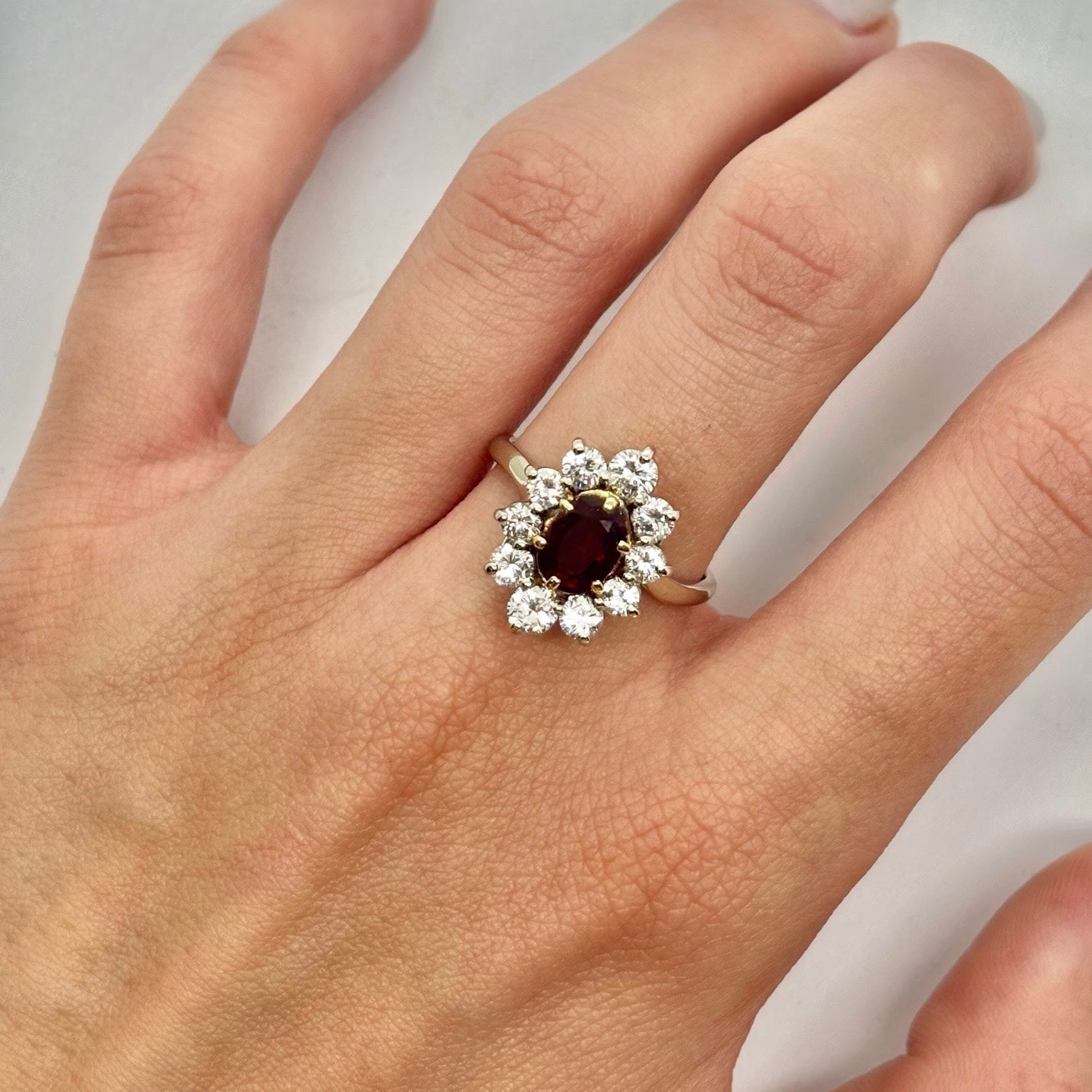 Bague Marguerite en or blanc, rubis, et diamants