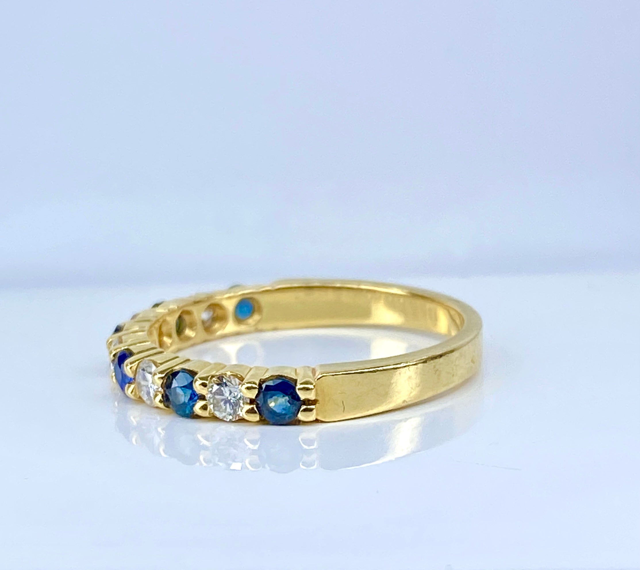 Bague Alliance en or jaune, saphirs et diamants