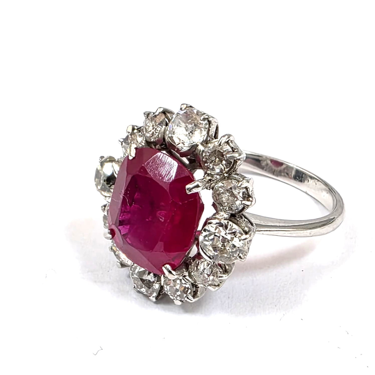 Bague Marguerite en or blanc, rubis et diamants