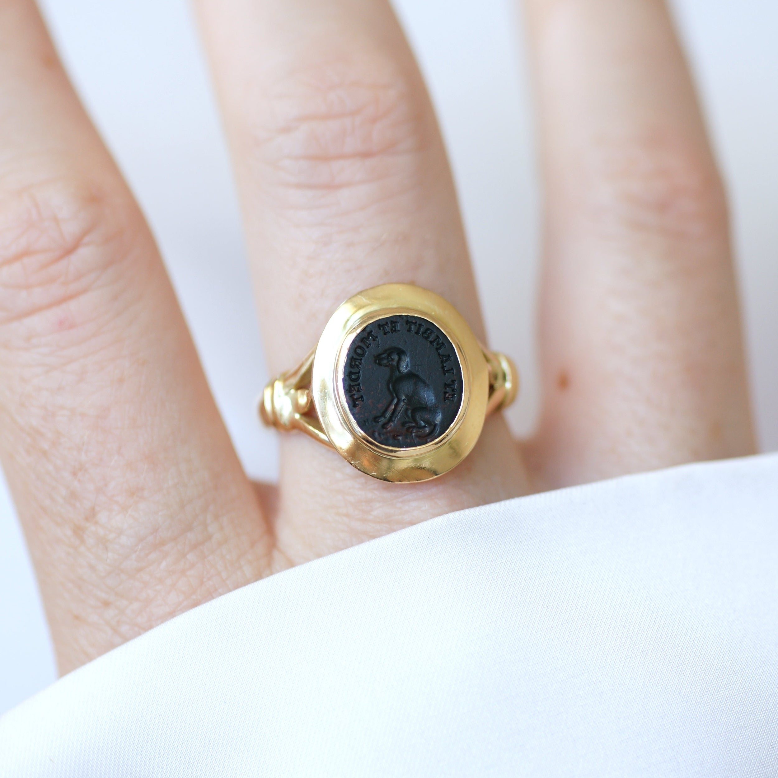 Bague Chevalière en or jaune et jaspe