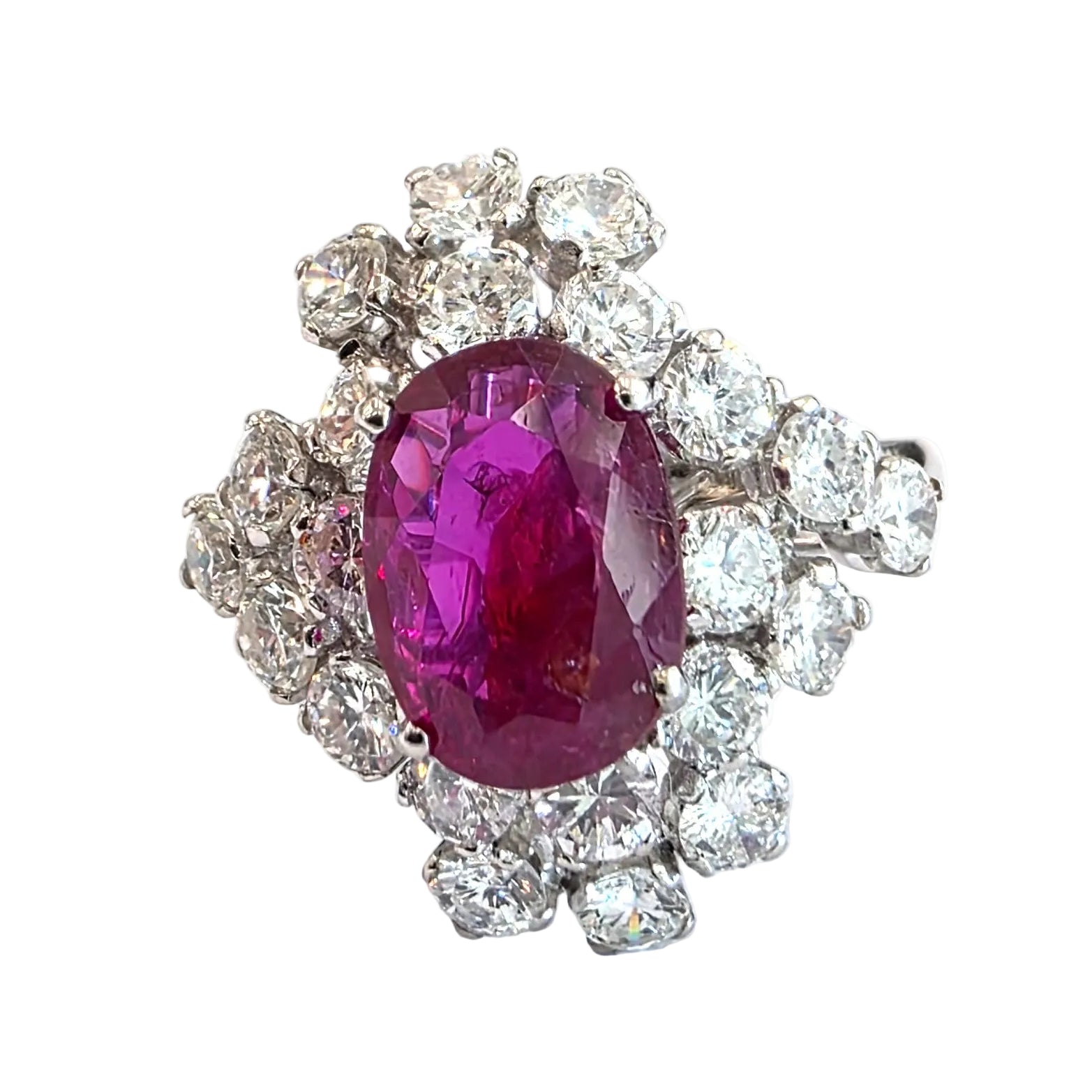 Bague Entourage en or blanc, rubis et diamants