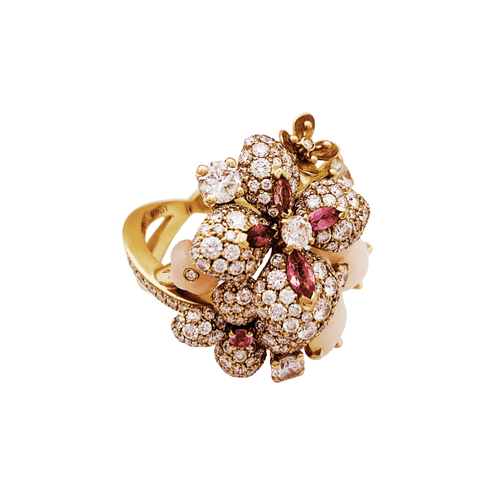 Bague Chaumet, « Hortensia Aube rosée », or rose, diamants, saphir rose et opales roses.