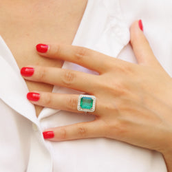 Bague Entourage en or blanc, émeraude et diamants