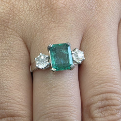 Bague Trilogie en or blanc, émeraude et diamants