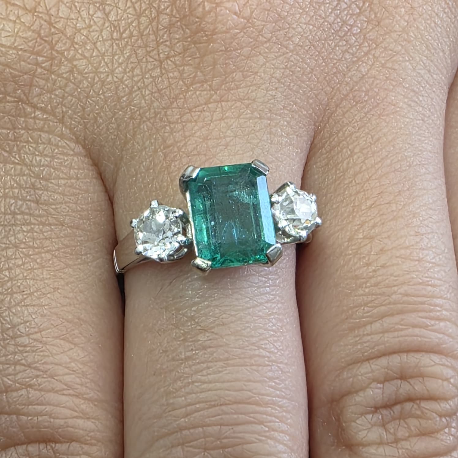 Bague Trilogie en or blanc, émeraude et diamants