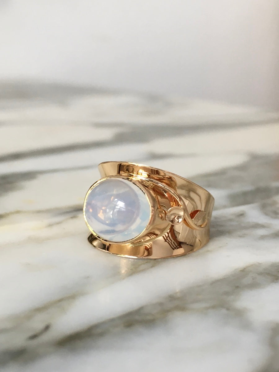 Bague Solitaire en or jaune et pierre de lune