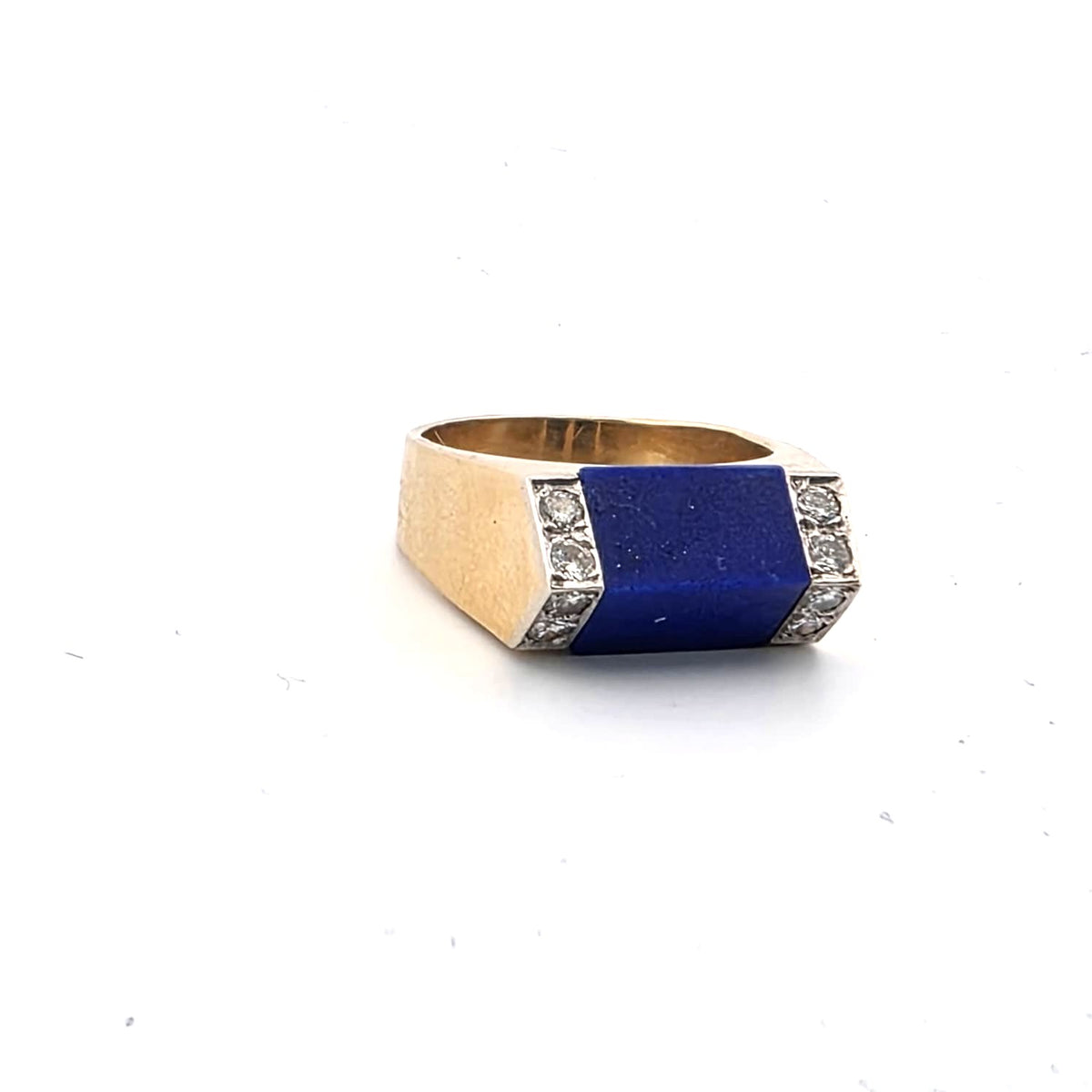 Bague Chevalière en or jaune, lapis-lazuli et diamants
