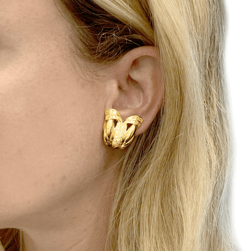 Boucles d'oreilles "Tulipe" en or jaune et diamants.