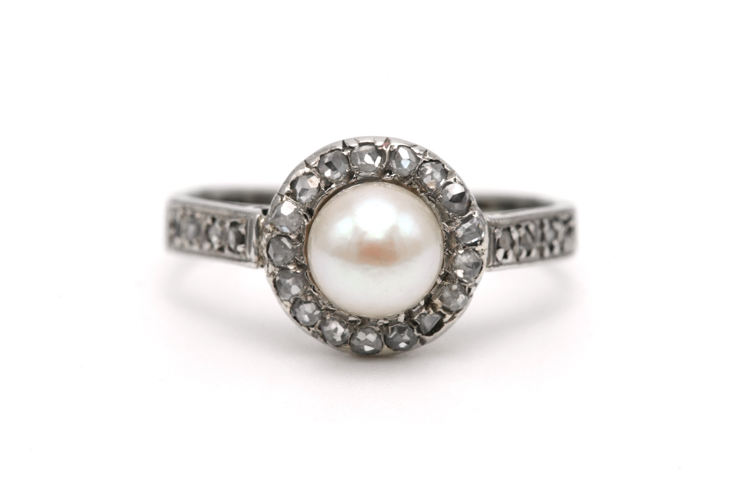Bague Entourage en or blanc, perle et diamants