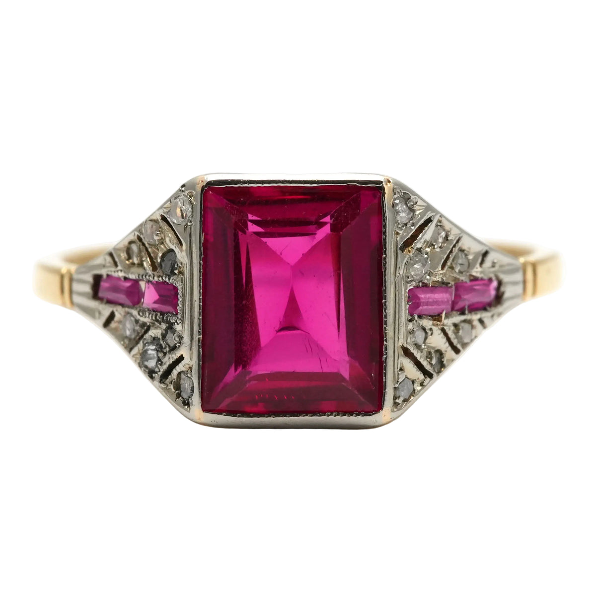 Bague Art Déco en or blanc, or jaune, rubis et diamants