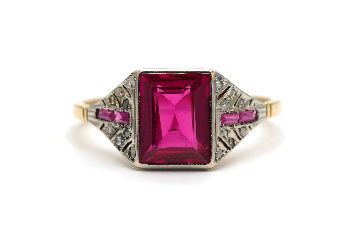Bague Art Déco en or blanc, or jaune, rubis et diamants