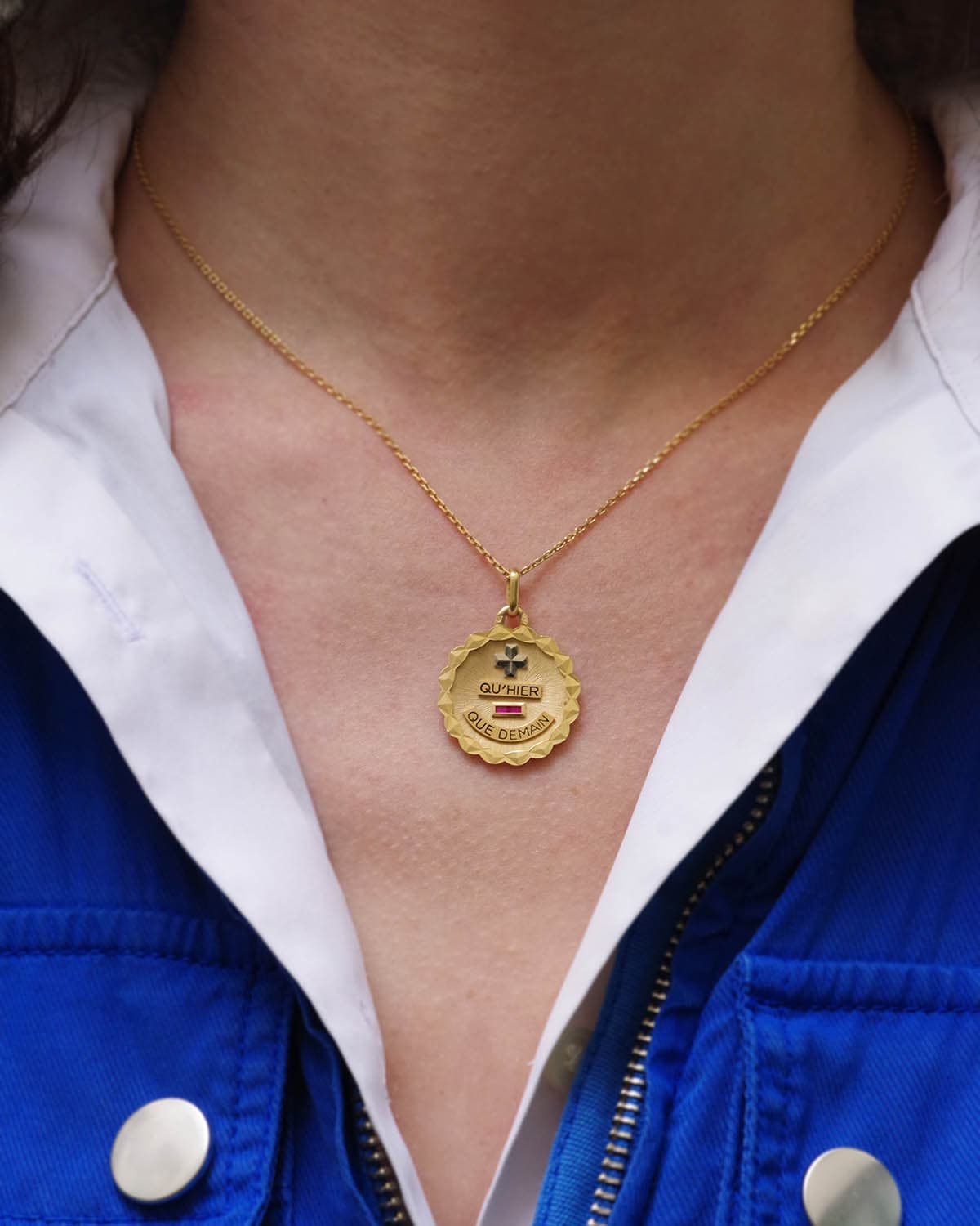 Médaille AUGIS en or jaune, or blanc et rubis
