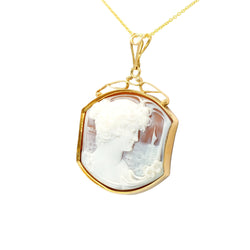Pendentif en or jaune et camée