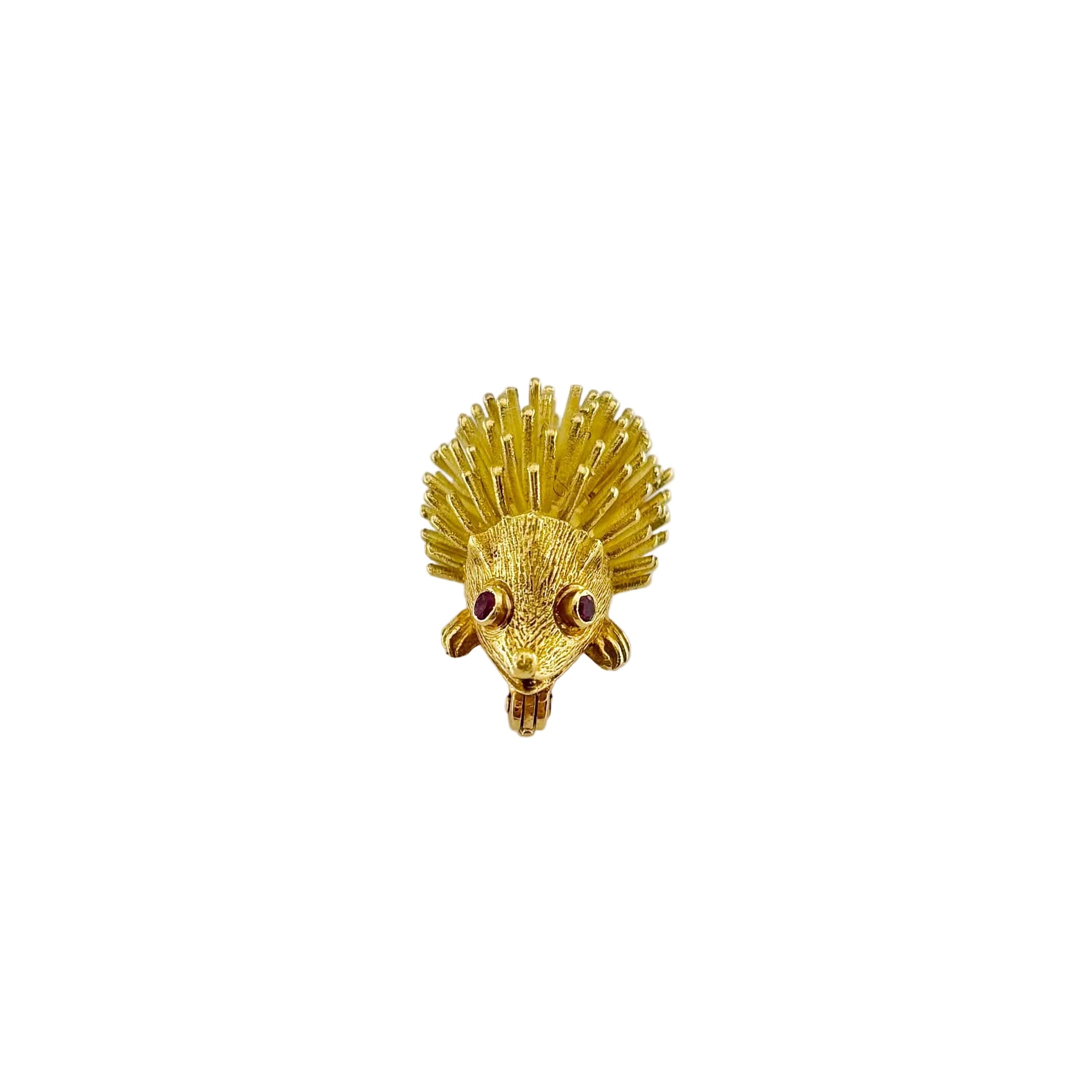 Broche Hérisson en or jaune et rubis