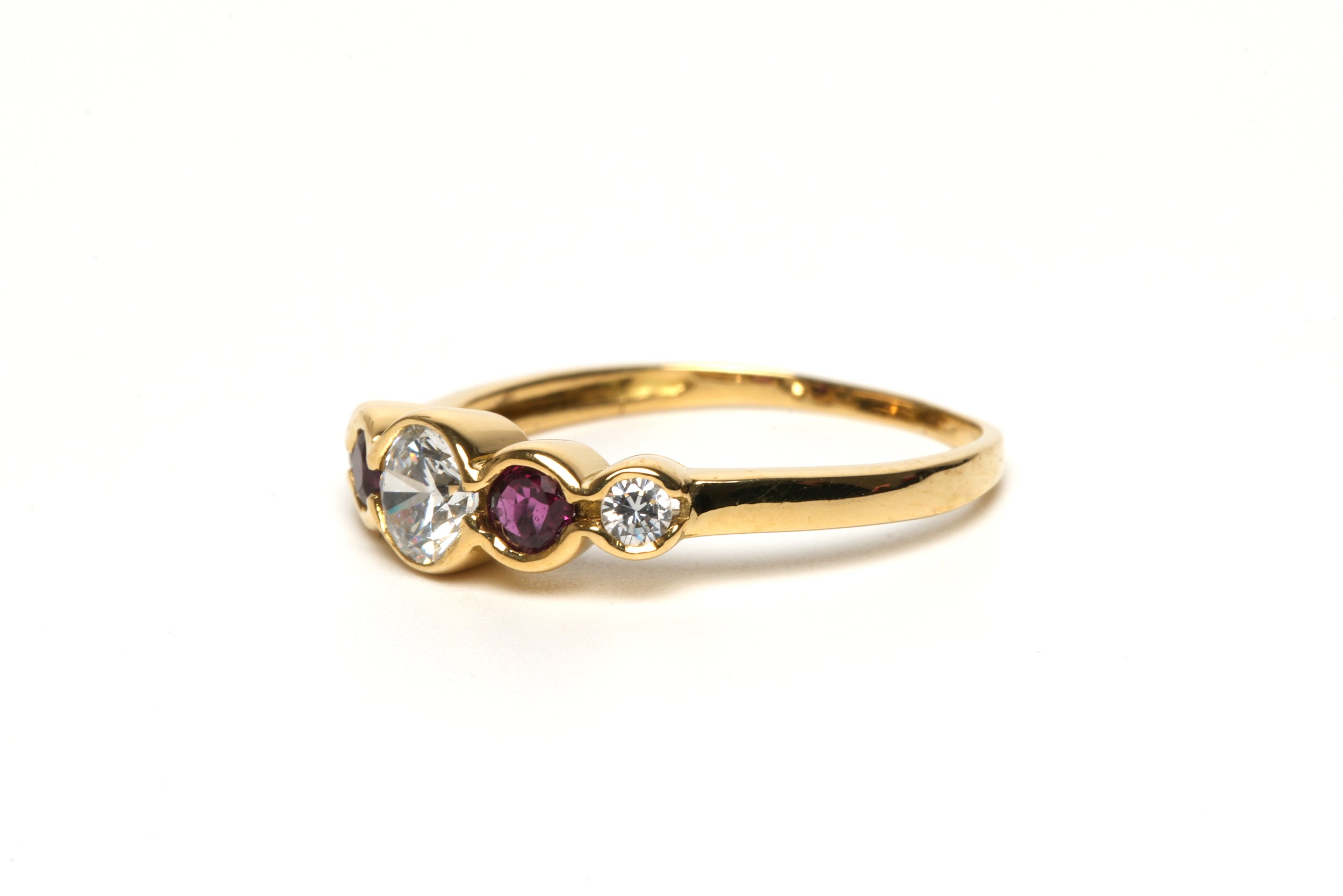 Bague Alliance en or jaune, rubis et diamants