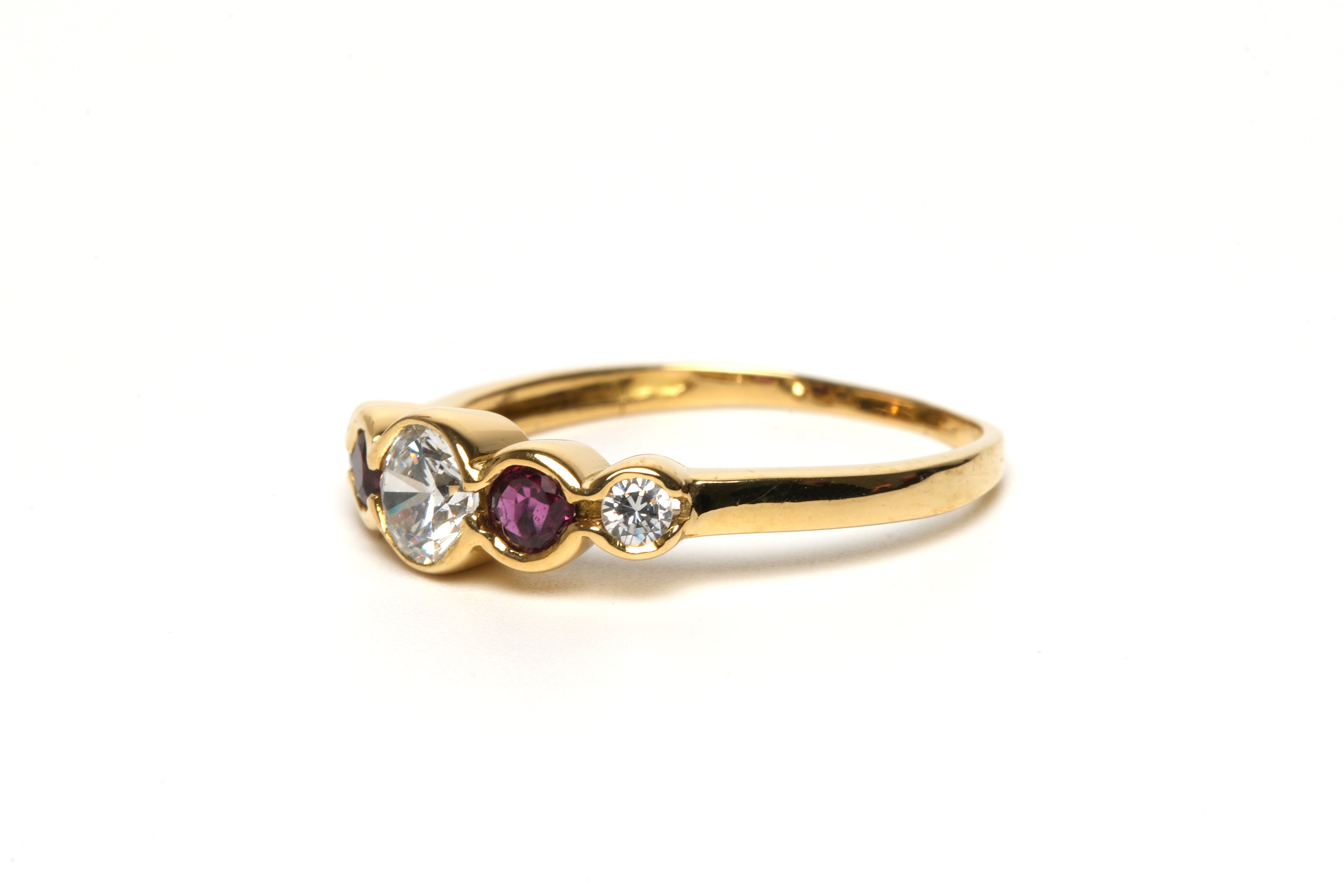 Bague Alliance en or jaune, rubis et diamants