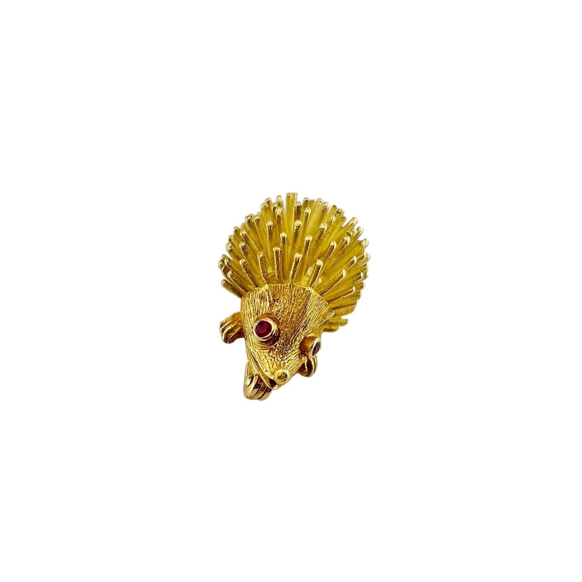 Broche Hérisson en or jaune et rubis