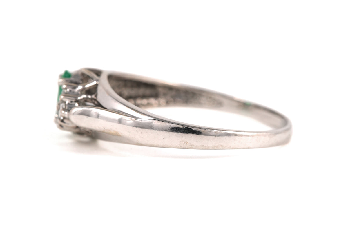 Bague Trilogie en or blanc, émeraude et diamants