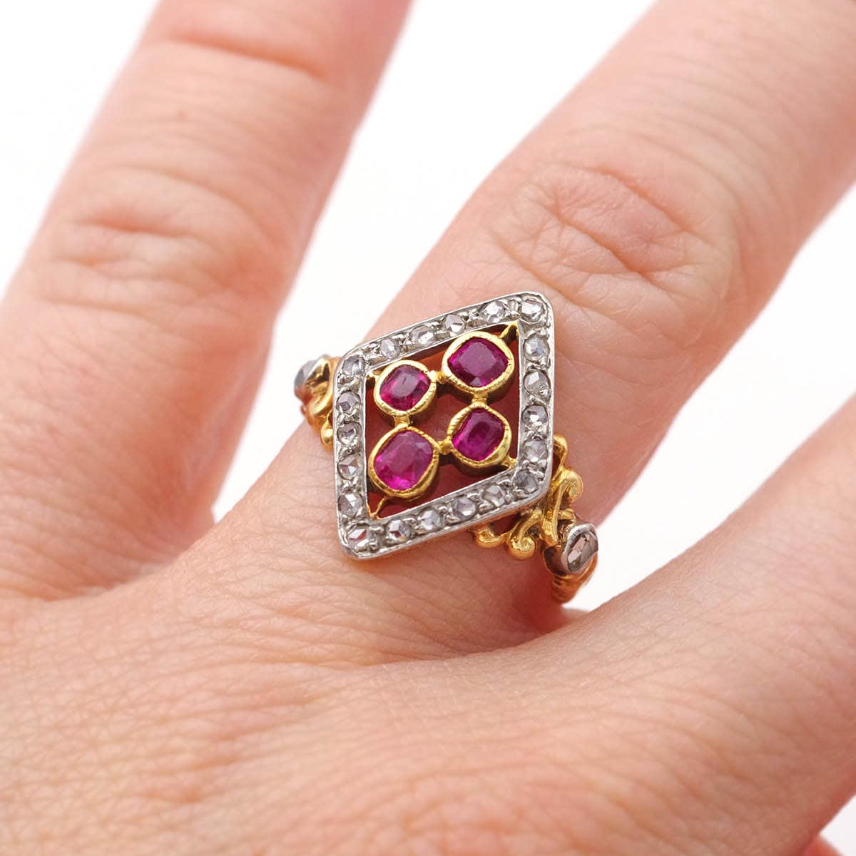 Bague Marquise en or jaune, platine, rubis et diamants