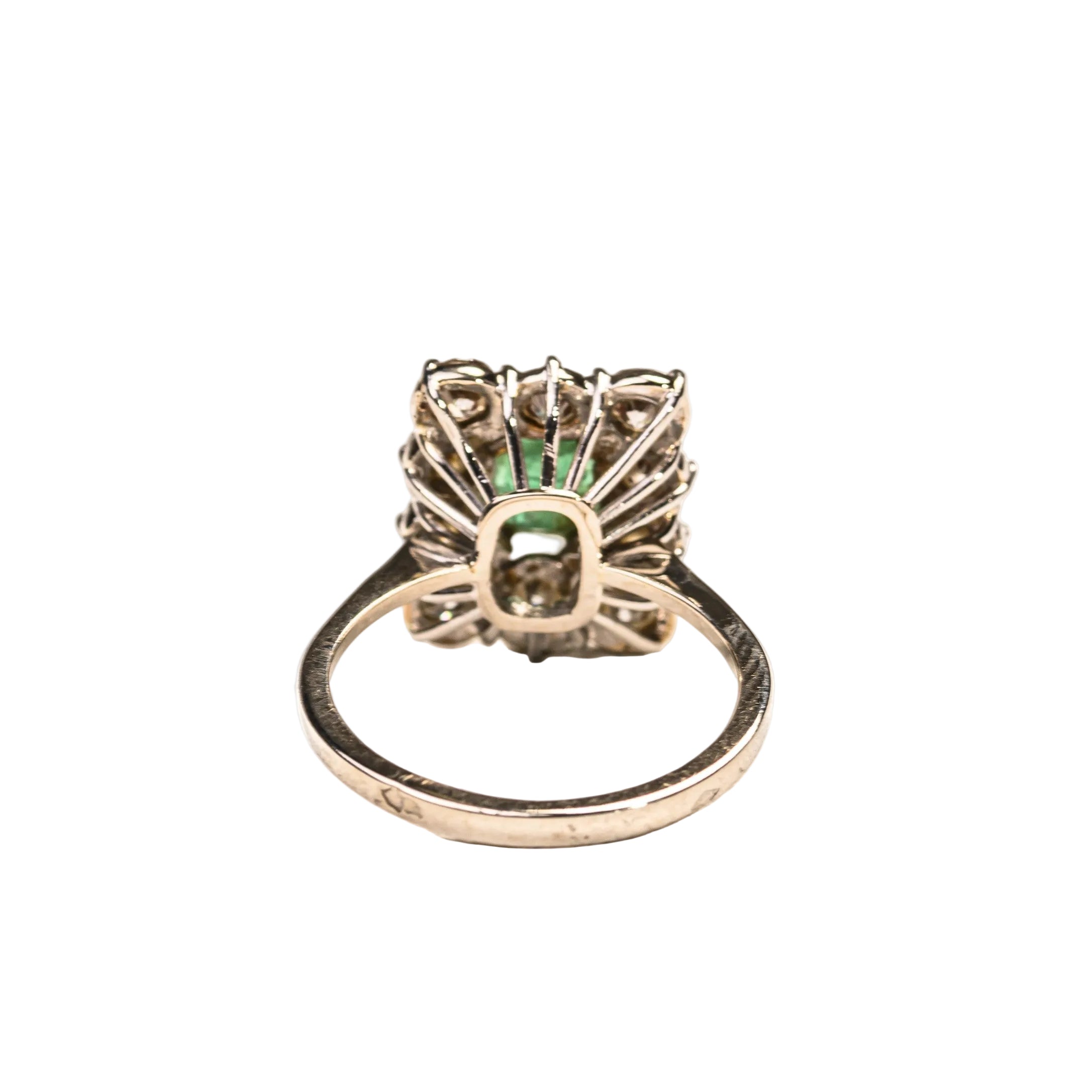 Bague Entourage en or blanc, platine, émeraude et diamants